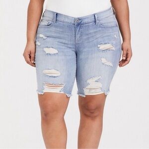TORRID Distressed Boyfriend Bermuda Short - Vintage Stretch Light Wash Size 20